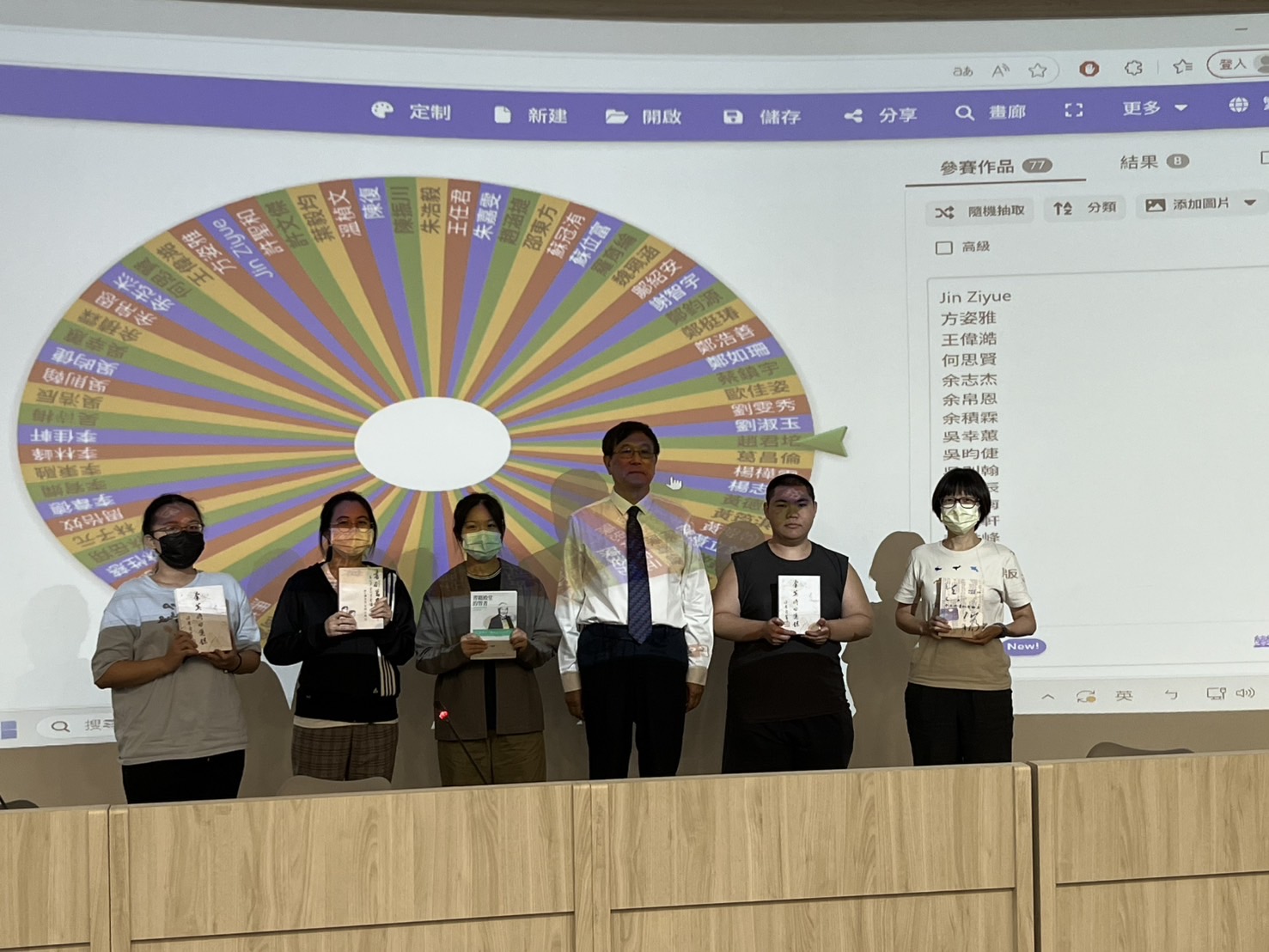 获赠书同学合影